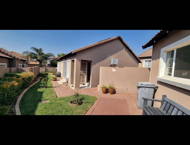 3 BEDROOM TOWNHOUSE FOR SALE IN THATCHFIELD